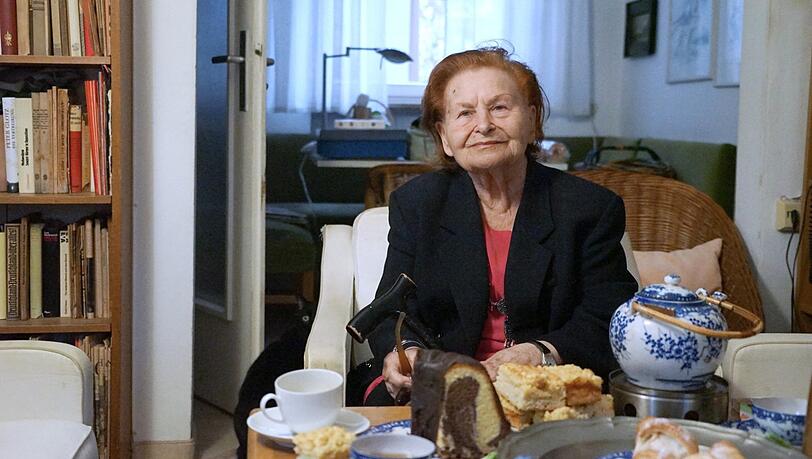 Ponkie, die langjährige Film- und Fernsehkritikerin der Abendzeitung, bei sich zu Hause in Solln - und wie sich's zum Geburtstag gehört mit Kuchen.