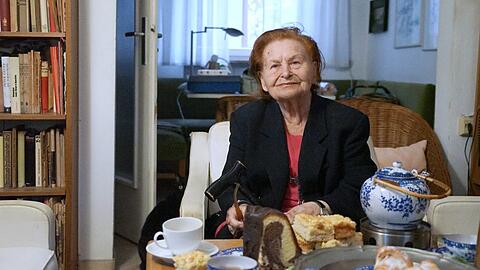 Ponkie, die langjährige Film- und Fernsehkritikerin der Abendzeitung, bei sich zu Hause in Solln - und wie sich's zum Geburtstag gehört mit Kuchen.