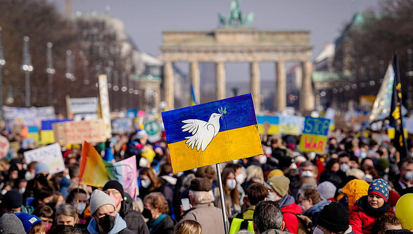 "Die Unterstützung ist für die Ukrainer ein enormer, moralischer Ansporn", sagt Tatjana Kiel über die Demonstrationen wie diese in Berlin, bei der über 100.000 Menschen auf die Straße gegangen sind. "Die Unterstützung ist für die Ukrainer ein enormer, moralischer Ansporn", sagt Tatjana Kiel über die Demonstrationen wie diese in Berlin, bei der über 100.000 Menschen auf die Straße gegangen sind.