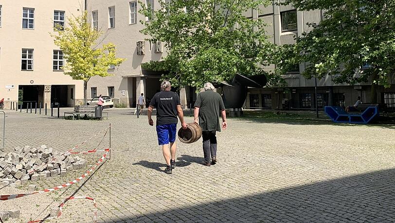 Weg damit: Die Männer tragen das Fundstück in Ravens' Büro. Auch wenn's nicht in die Ausstellung gehört: Er will es "inventarisieren". Weg damit: Die Männer tragen das Fundstück in Ravens' Büro. Auch wenn's nicht in die Ausstellung gehört: Er will es "inventarisieren".