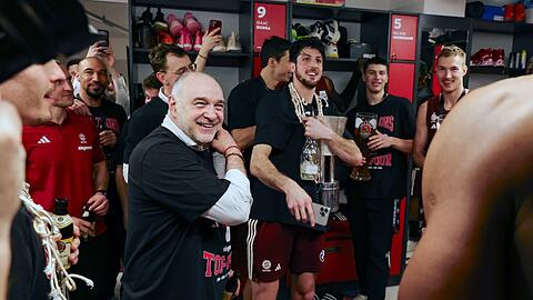 Der FC Bayern ist Pokalsieger 2024: Trainer Pablo Laso (l) hält eine kleine Rede in der Kabine.
