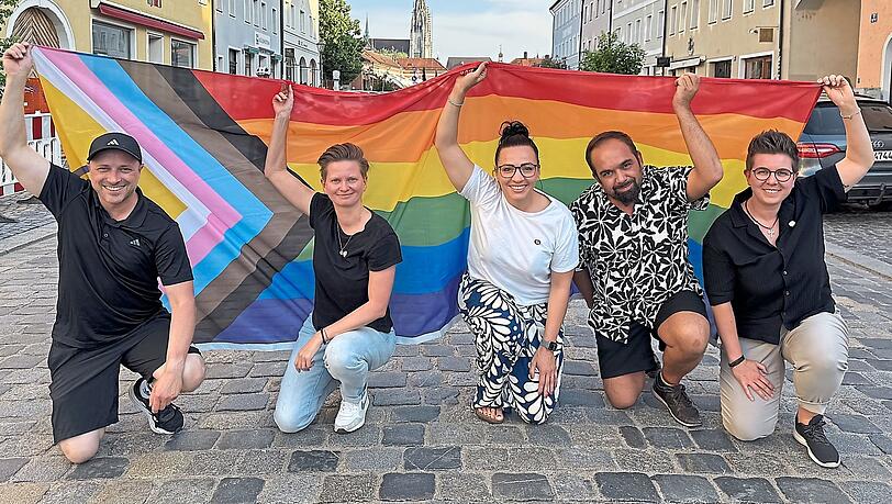 Sie wollen sich auf keinen Fall ihren CSD am 5. Juli vermiesen lassen: Alexander Irmisch (von links), Bianca Schütz, Melanie Föllmer, Denis Döhler und Sabine Jokuschies vom Verein Queeres Regensburg.