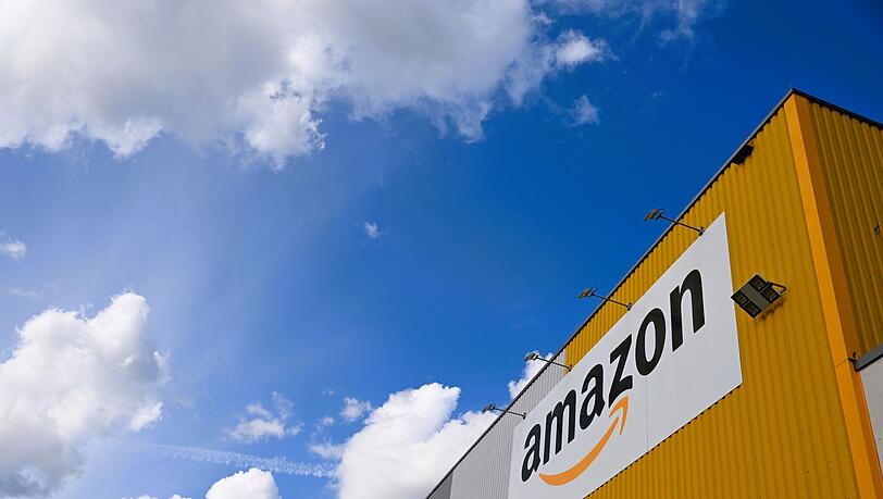 Blick auf das Dortmunder Amazon-Logistikzentrum, in dem große Mengen an Produkten lagern.