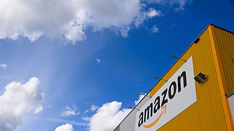 Blick auf das Dortmunder Amazon-Logistikzentrum, in dem große Mengen an Produkten lagern.