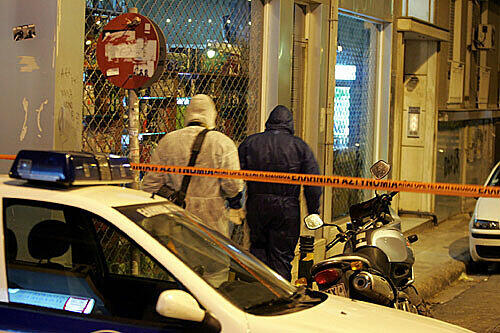 Spurensuche: Ein Polizist untersucht den Ort der Explosion