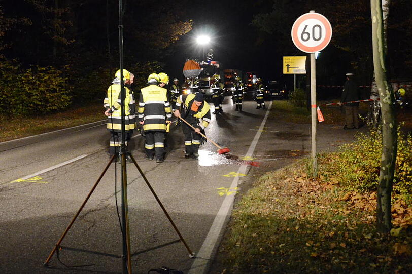 Verheerender Unfall mit Fahrerflucht in Waldkraiburg - die Bilder von der Unglücksstelle.