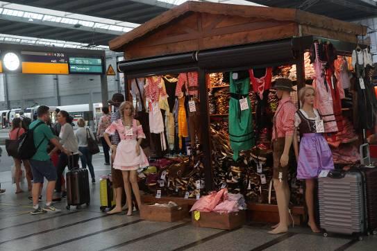 Kurz vor der Abfahrt noch eine Lederhosn: Auf dem Münchner Hauptbahnhof gibt es die Billig-Tracht "to go"