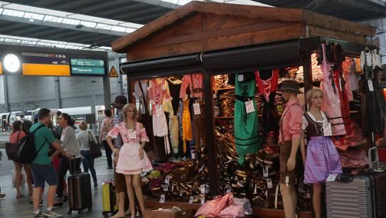 Kurz vor der Abfahrt noch eine Lederhosn: Auf dem Münchner Hauptbahnhof gibt es die Billig-Tracht "to go" Kurz vor der Abfahrt noch eine Lederhosn: Auf dem Münchner Hauptbahnhof gibt es die Billig-Tracht "to go"