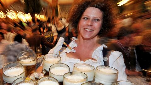 Selten voll: Nicht einmal jeder fünfte Maßkrug wird auf der Wiesn korrekt eingeschenkt.