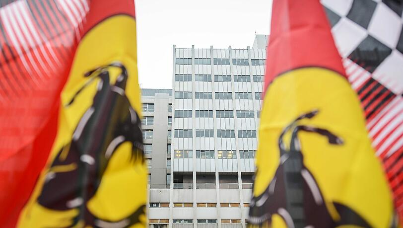 Rund 100 Fans pilgern zum Universitätsklinikum Grenoble um Michael Schumacher an dessen 45. Geburtstag Glück-und Genesungswünsche zu überbringen.