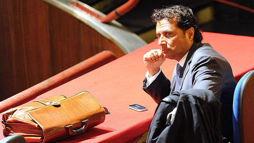 Die Anklage fordert 26 Jahre Haft für den "Costa"-Kapitän Francesco Schettino. Die Anklage fordert 26 Jahre Haft für den "Costa"-Kapitän Francesco Schettino.
