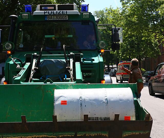 Auch die betongefüllten Fässer transportiert die Polizei am Ende ab, die Blockade ist am Vormittag wieder geräumt.
