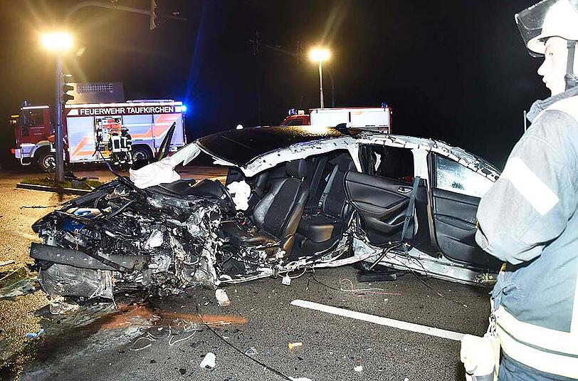 Die Straße gleicht einem Trümmerfeld: Ein 48-jähriger Mann raste mit seinem Wagen gegen einen Ampelmasten. Einen Tag später starb er im Krankenhaus.