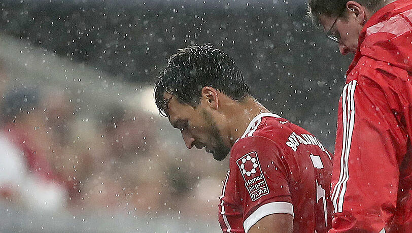 Irgendwann ging's nicht mehr: Mats Hummels ließ sich in der zweiten Halbzeit wegen seiner Magenschmerzen auswechseln. Irgendwann ging's nicht mehr: Mats Hummels ließ sich in der zweiten Halbzeit wegen seiner Magenschmerzen auswechseln.