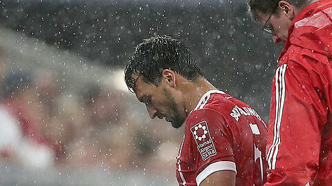 Irgendwann ging's nicht mehr: Mats Hummels ließ sich in der zweiten Halbzeit wegen seiner Magenschmerzen auswechseln.