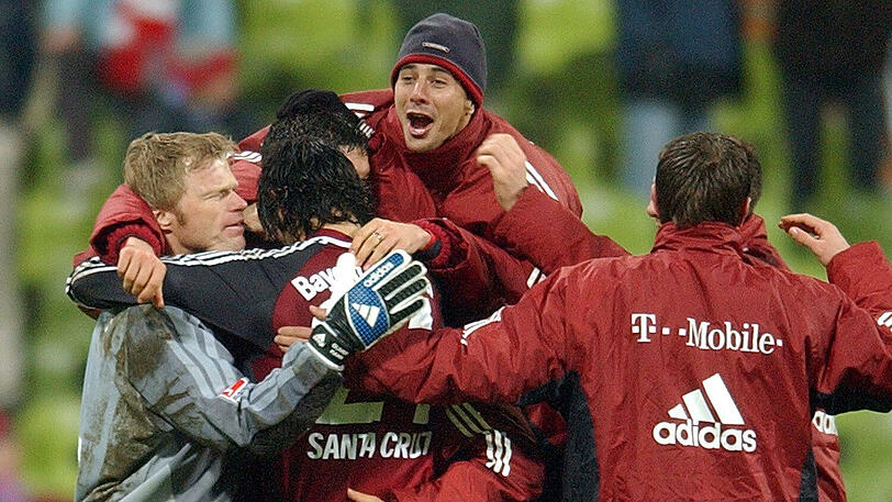 4. Dezember 2002: Claudio Pizarro (Mitte) jubelt zusammen mit Torhüter Oliver Kahn, Roque Santa Cruz - er traf mit dem entscheidenden Elfmeter -, Michael Ballack und Robert Kovac (von links) über das 5:4 n.E. im Pokal-Achtelfinale gegen Schalke.