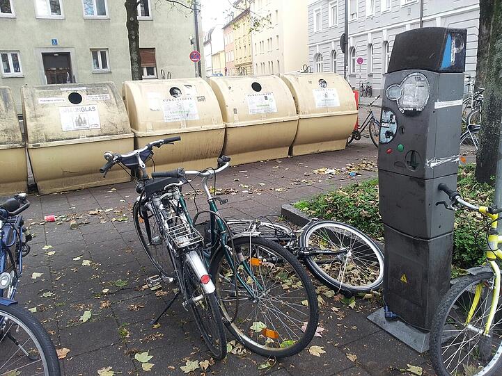 Fahrräder werden umgeschmissen.