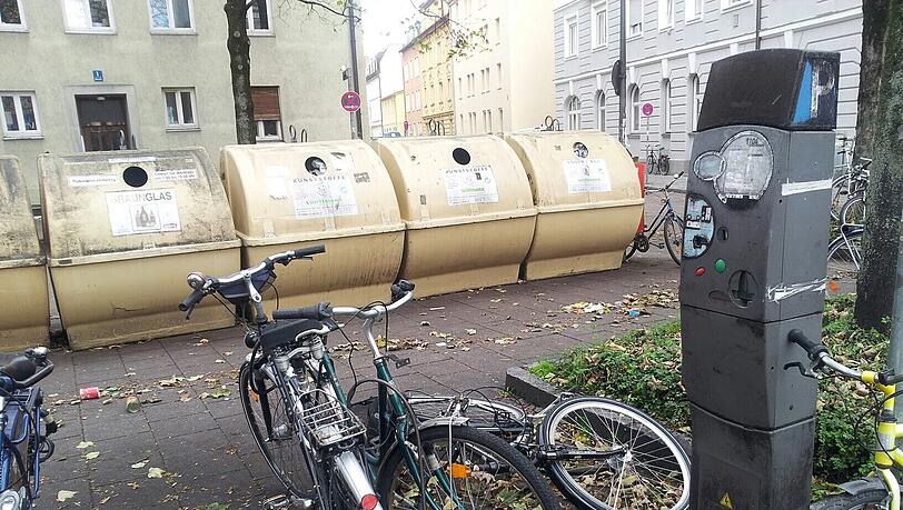 Fahrräder werden umgeschmissen. Fahrräder werden umgeschmissen.
