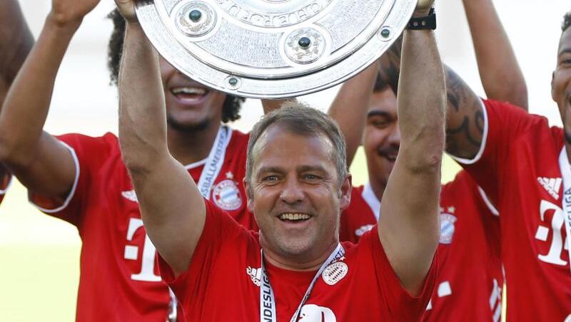 Trainer Hansi Flick (M) von Bayern hält nach dem Spiel die Meisterschale. Foto: Kai Pfaffenbach/Reuters-Pool/dpa Trainer Hansi Flick (M) von Bayern hält nach dem Spiel die Meisterschale. Foto: Kai Pfaffenbach/Reuters-Pool/dpa