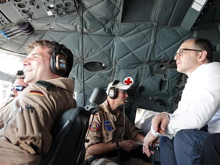 Außenminister Heiko Maas (SPD) im Cockpit einer Transall der Bundeswehr.