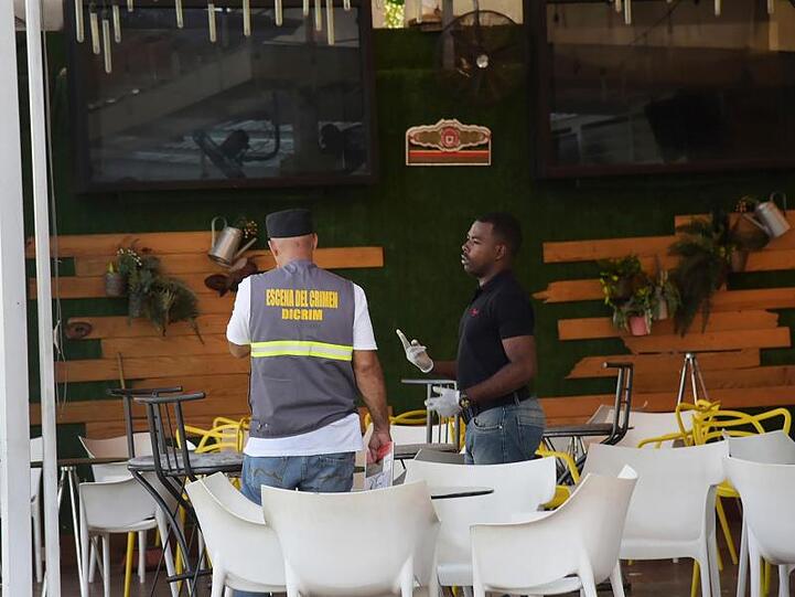 Polizisten suchen Spuren in der Bar in Santo Domingo.