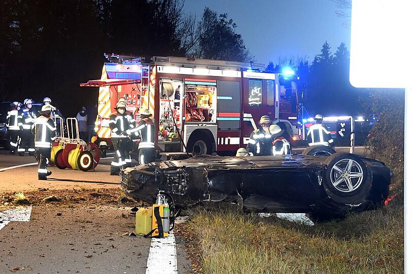 Auf der A8 Richtung München kommt ein Ferrari von der Fahrbahn ab und überschlägt sich.