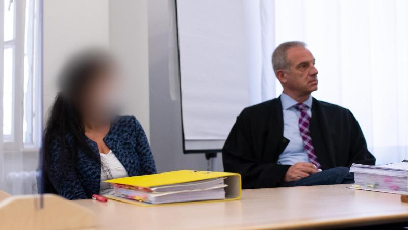 Eine angeklagte Heilpraktikerin sitzt zusammen mit ihrem Anwalt Thomas Behrmann im Sitzungssaal auf ihrem Platz.