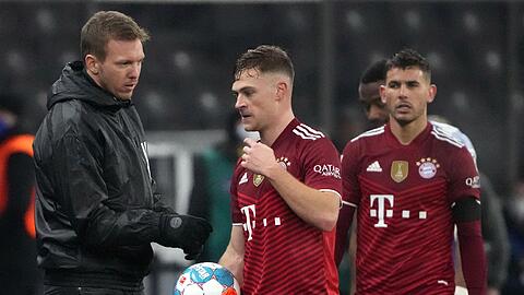 Julian Nagelsmann (l) unterhält sich mit Münchens Joshua Kimmich.