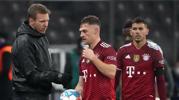 Julian Nagelsmann (l) unterhält sich mit Münchens Joshua Kimmich.