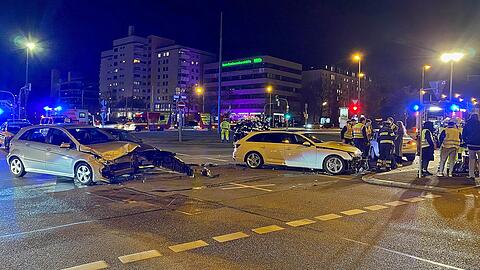 Nach dem heftigen Unfall auf der Landsbergerstraße kam ein 31-jähriger Mercedes-Fahrer ins Krankenhaus.