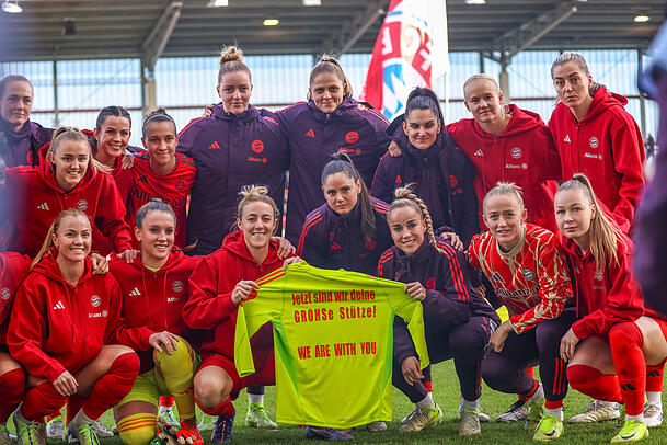 Die Frauen des FC Bayern unterstützen Keeperin Mala Grohs in der schweren Zeit. Die Frauen des FC Bayern unterstützen Keeperin Mala Grohs in der schweren Zeit.