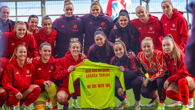 Die Frauen des FC Bayern unterstützen Keeperin Mala Grohs in der schweren Zeit. Die Frauen des FC Bayern unterstützen Keeperin Mala Grohs in der schweren Zeit.