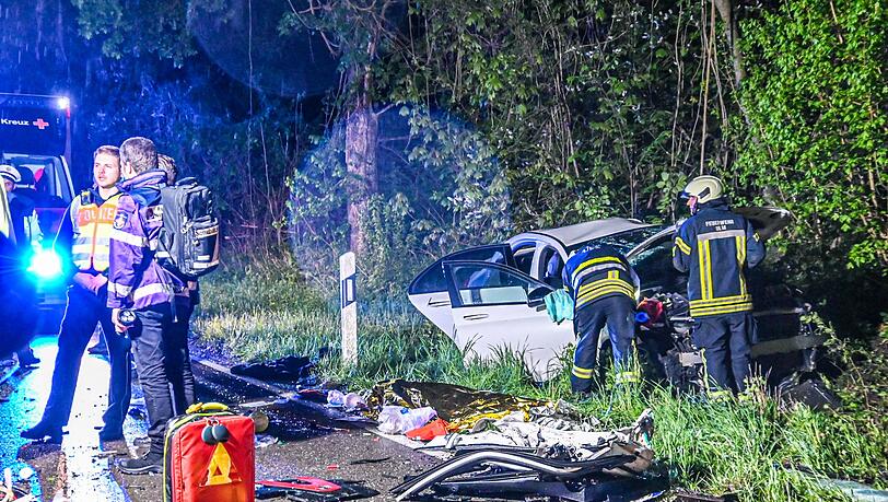 Durch die Wucht des Aufpralls werden die beiden Autos in den Grünstreifen abgewiesen.