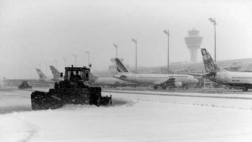 Starke, andauernde Schneefälle sorgen für Verspätungen am Münchner Airport. Starke, andauernde Schneefälle sorgen für Verspätungen am Münchner Airport.
