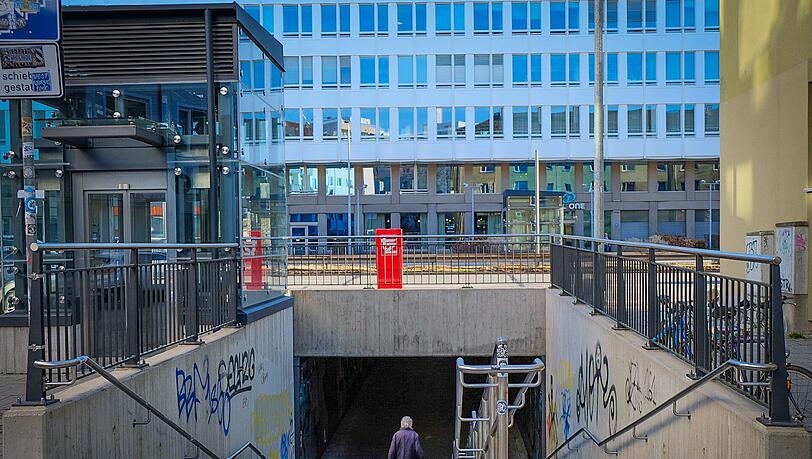 Die Unterführung an der Tegernseer Landstraße/Otkerstraße wird viel genutzt. Sie umgeht acht Spuren. Laut einem Anwohner kommt es dort spät abends und nachts immer wieder zu Beschädigungen. Nun wurden einige Wandtafeln eingetreten. Die Unterführung an der Tegernseer Landstraße/Otkerstraße wird viel genutzt. Sie umgeht acht Spuren. Laut einem Anwohner kommt es dort spät abends und nachts immer wieder zu Beschädigungen. Nun wurden einige Wandtafeln eingetreten.