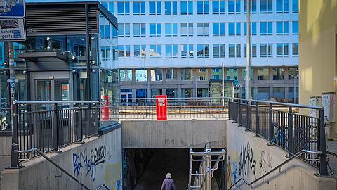 Die Unterführung an der Tegernseer Landstraße/Otkerstraße wird viel genutzt. Sie umgeht acht Spuren. Laut einem Anwohner kommt es dort spät abends und nachts immer wieder zu Beschädigungen. Nun wurden einige Wandtafeln eingetreten.