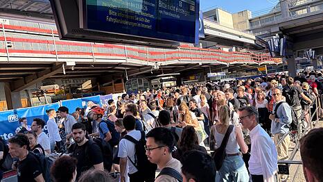 Massenandrang am Dienstagabend im Starnberger Fl&uuml;gelbahnhof. Reisende beschrieben die Zust&auml;nde als chaotisch.
