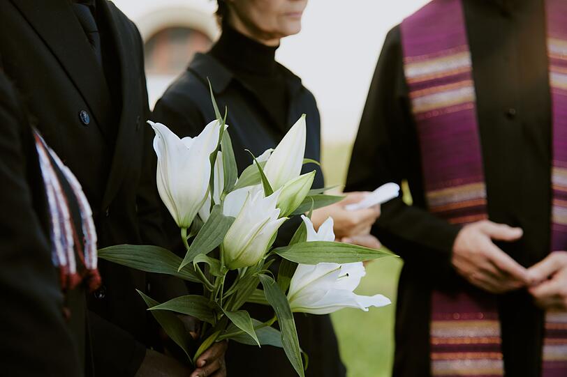 In manchen Ländern gibt es bezahlte Trauernde, die auf Beerdigungen lautstark weinen, singen oder klagen - alles im Rahmen einer kulturellen Tradition. Ihre Präsenz würdigt die Bedeutung des Verstorbenen noch mehr. Besonders in Asien und Afrika werden bisweilen professionelle Trauernde für Beerdigungen gemietet. Der Beruf erfordert Kulturkenntnis und Feingefühl. In manchen Ländern gibt es bezahlte Trauernde, die auf Beerdigungen lautstark weinen, singen oder klagen - alles im Rahmen einer kulturellen Tradition. Ihre Präsenz würdigt die Bedeutung des Verstorbenen noch mehr. Besonders in Asien und Afrika werden bisweilen professionelle Trauernde für Beerdigungen gemietet. Der Beruf erfordert Kulturkenntnis und Feingefühl.