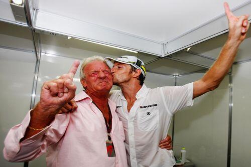 Jenson Button küsst seinen Vater John.