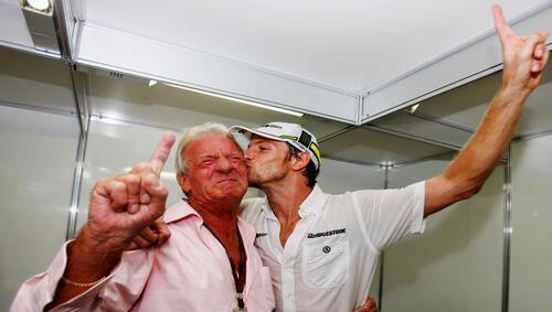 Jenson Button küsst seinen Vater John.