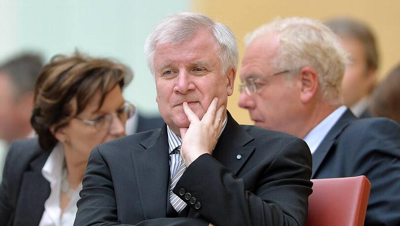 Horst Seehofer verweist auf den Obersten Rechnungshof und schweigt. Horst Seehofer verweist auf den Obersten Rechnungshof und schweigt.