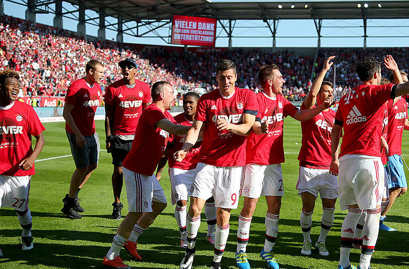 Bayerns Meistertanz: Nach dem 2:1-Sieg in Ingolstadt, den Robert Lewandowski (Nr. 9) mit zwei Toren sichert, steht der vierte Titel in Folge fest. Ein neuer Rekord in der Bundesliga.