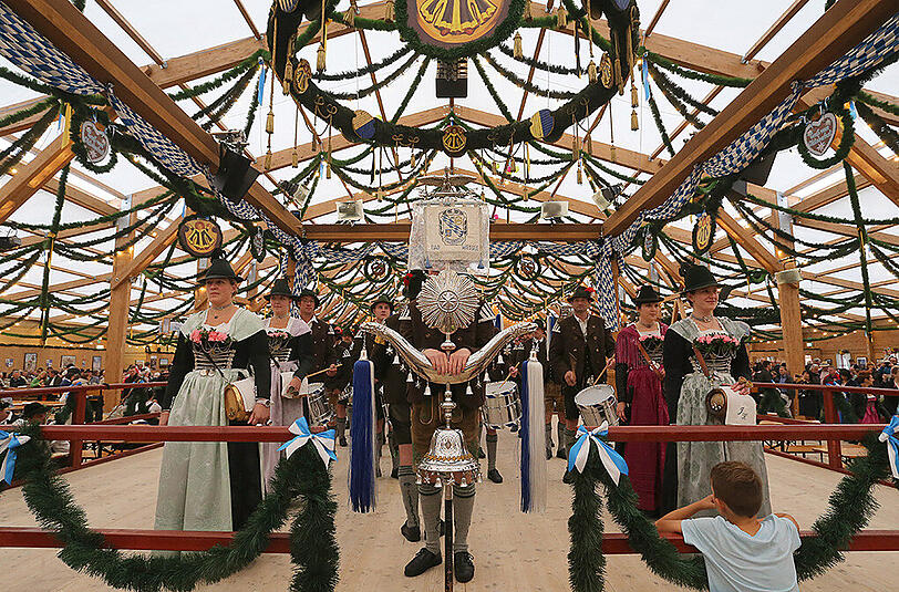 Trachtler musizieren im Festzelt des Bayerischen Zentral-Landwirtschaftsfestes (ZLF).