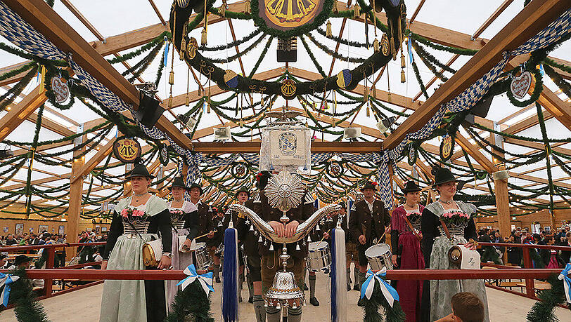 Trachtler musizieren im Festzelt des Bayerischen Zentral-Landwirtschaftsfestes (ZLF). Trachtler musizieren im Festzelt des Bayerischen Zentral-Landwirtschaftsfestes (ZLF).