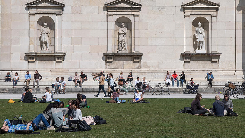 Mittagspause am Königsplatz - und das bei reichlich Sonnenschein.