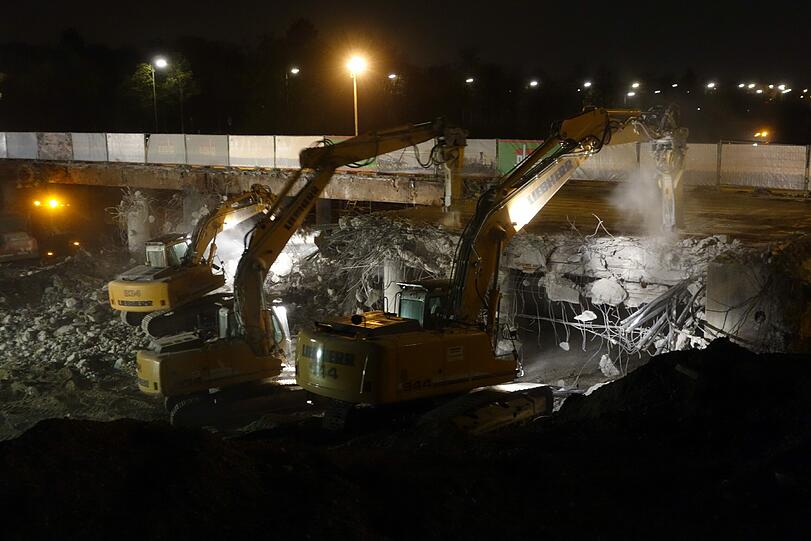 In der Nacht machen die Abrissbagger keine Pause. Bis zum Berufsverkehr am Montag sollen die Arbeiten abgeschlossen sein.