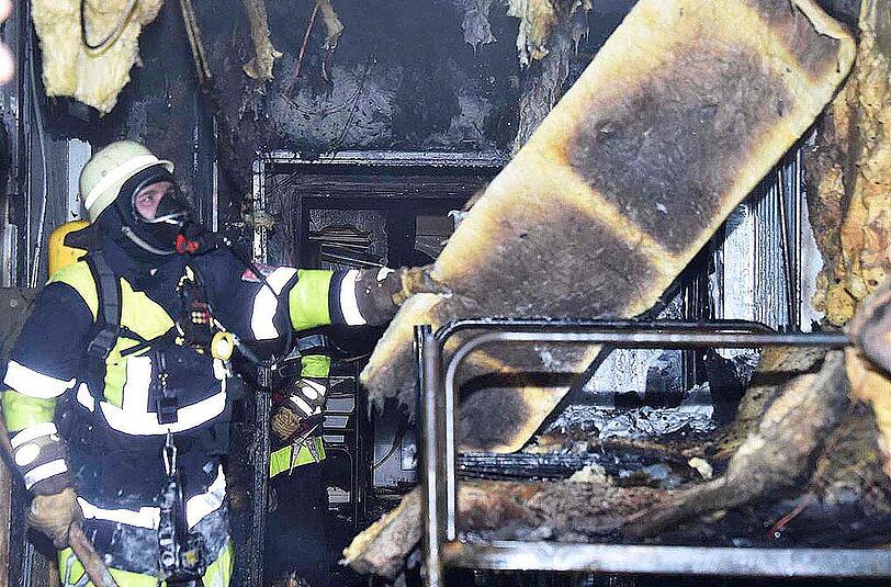 In einem Ankunftszentrum im Euroindustriepark hat ein defekter Heizlüfter einen Großbrand ausgelöst.