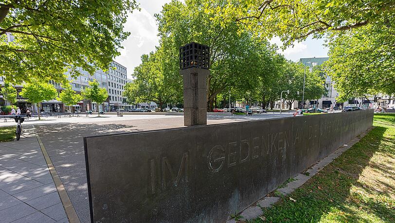Start der Tour: Der Platz der Opfer des Nationalsozialismus. Start der Tour: Der Platz der Opfer des Nationalsozialismus.