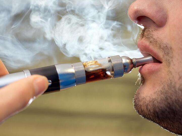 Behörden in den USA prüfen einen Zusammenhang zwischen Lungen-Erkrankungen und dem Konsum von E-Zigaretten.