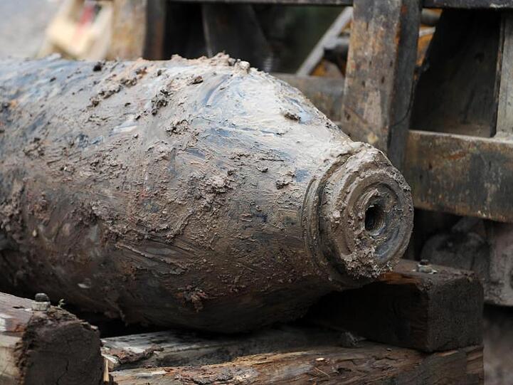 Eine entschärfte Fliegerbombe aus dem Zweiten Weltkrieg wird abtransportiert. Foto: Uwe Zucchi/dpa/Archivbild